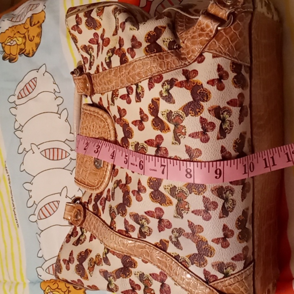 Liz Claiborne, Big & Roomy,Butterfly Purse with Butterscotch Reptilian-Like Trim - Picture 5 of 15